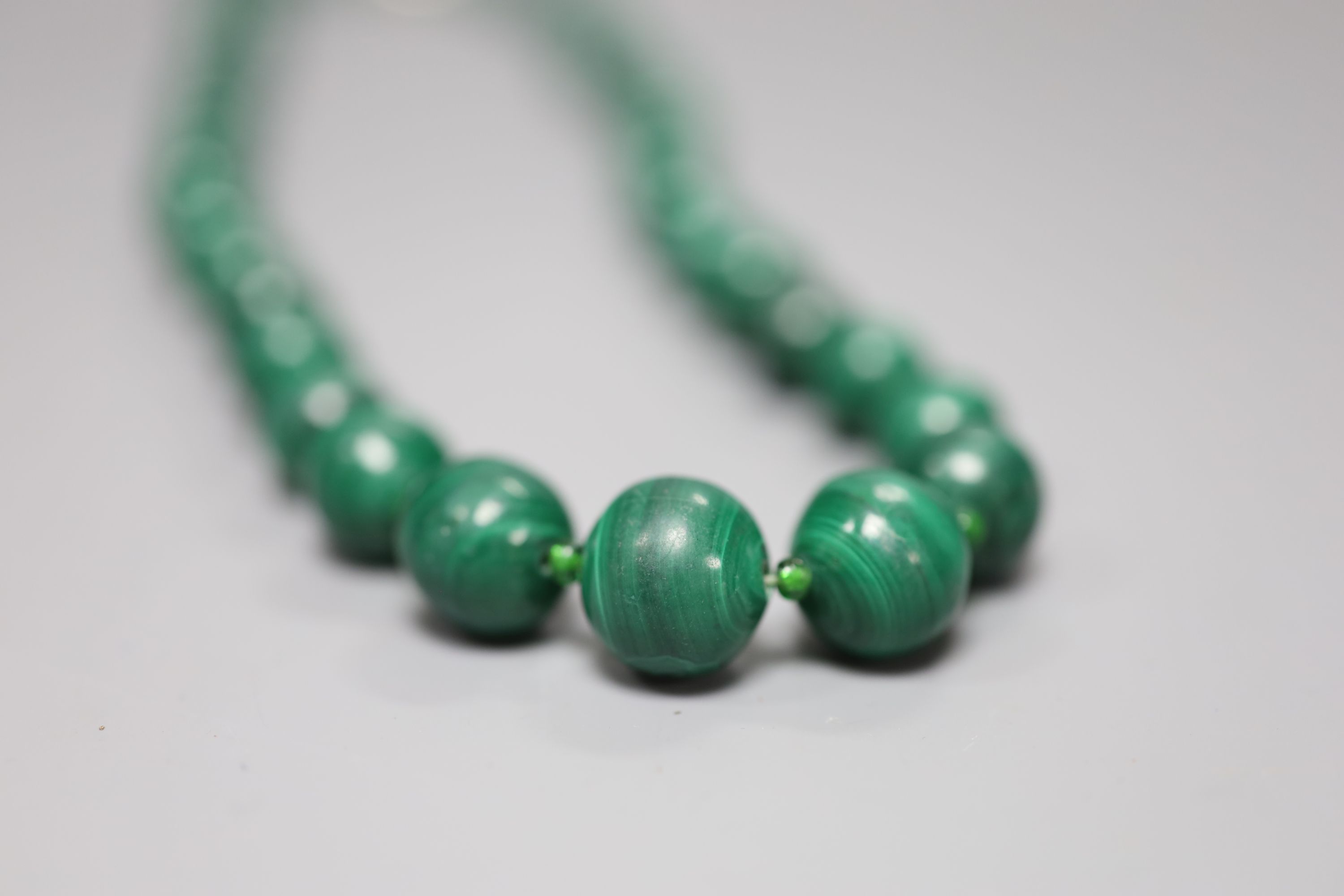A single strand graduated malachite bead necklace, 50cm.